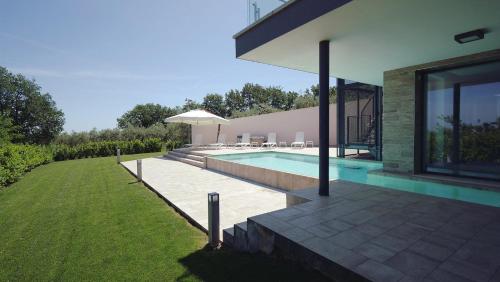 una casa con piscina junto a un patio en Villa Verna Agriresort, en Francavilla al Mare