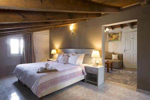 メガリ・アモスにあるNimfi Hotel, Skiathosのベッドルーム1室(白いベッドカバー付きの大型ベッド1台付)