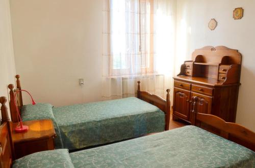 a bedroom with two twin beds and a microwave at Agriturismo Le Case di San Vivaldo in Montaione