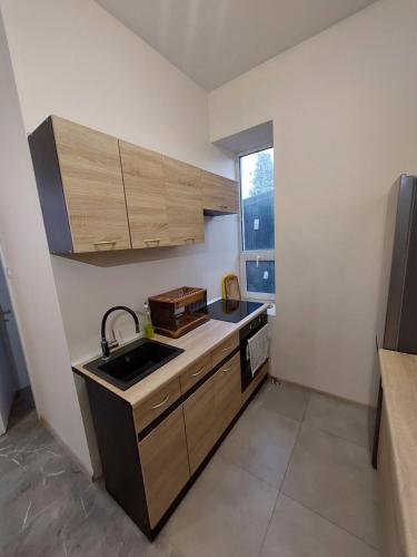 uma pequena cozinha com um lavatório e um fogão em Noclegi Słodki Sen 2 em Lublin