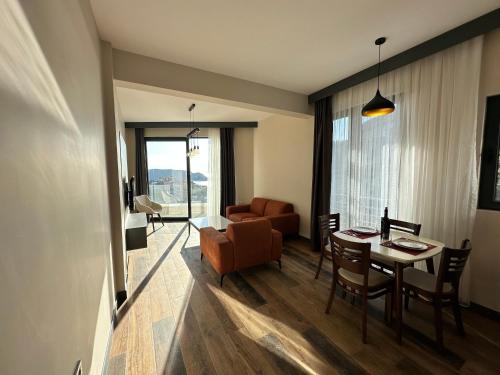 uma sala de estar com uma mesa e um sofá em Boreti Residence em Budva
