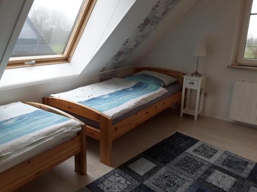 Ferienwohnung Nordlicht في Nortorf: غرفة نوم مع سرير بطابقين ونافذة