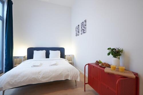Schlafzimmer mit einem Bett und einer roten Kommode in der Unterkunft South Cosy Residence in Brüssel