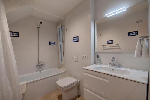 バレンシアにあるBeds & Breaks Verdi 2の白いバスルーム(洗面台、トイレ、バスタブ付)
