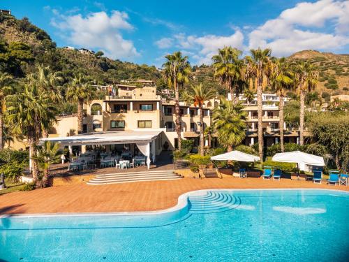 Blick auf ein Resort mit Pool in der Unterkunft Hotel Aktea in Lipari