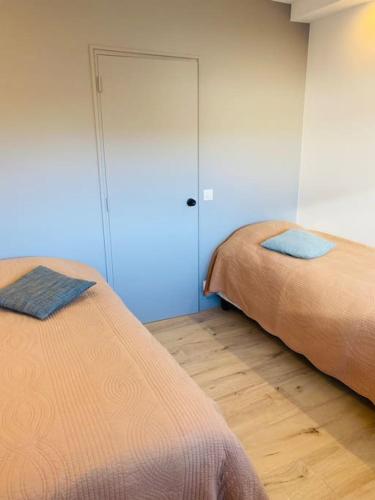 deux lits côte à côte dans une pièce dans l'établissement Superbe Appartement Familial 