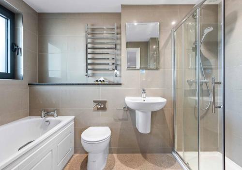 ein Bad mit einem WC, einem Waschbecken und einer Dusche in der Unterkunft St Nicholas Hotel in Colchester
