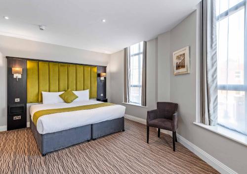 Un pat sau paturi într-o cameră la St Nicholas Hotel