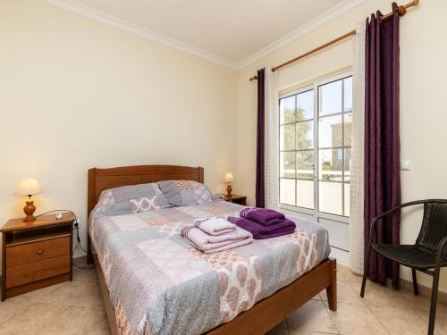 - une chambre avec un lit et une fenêtre dans l'établissement Akivillas Manta Rota Shell II, à Manta Rota