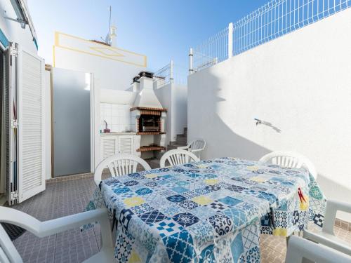 a small balcony with a table and white chairs at Akivillas Manta Rota Shell II in Manta Rota
