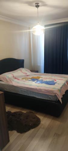 - un lit dans une chambre avec fenêtre dans l'établissement Private Room in Istanbul #35, à Istanbul