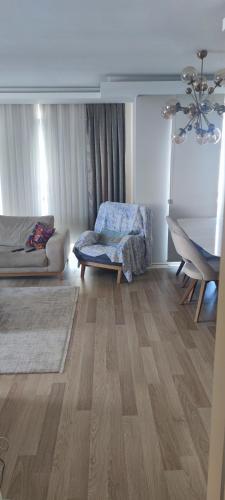 un soggiorno con letto, sedia e tavolo di Private Room in Istanbul #35 a Istanbul