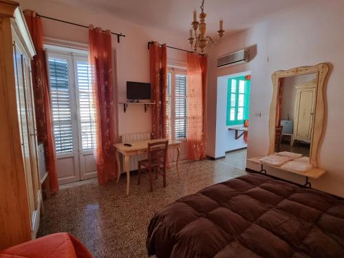 1 dormitorio con cama, mesa y espejo en Piazza Politeama, en Palermo