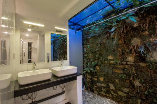康提的住宿－Lost & Found - Kandy，一间带两个水槽和大型水族馆的浴室
