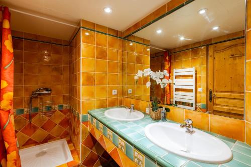 a bathroom with two sinks and a shower at Les Cabris - Duplex pied de pistes au Bez in La Salle Les Alpes