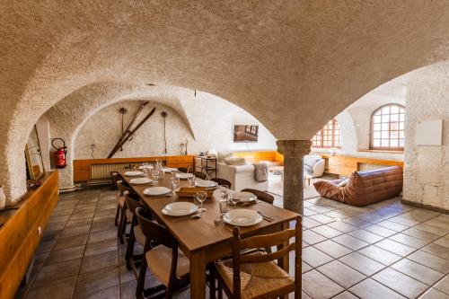 une grande salle à manger avec une table et des chaises dans l'établissement Les Cabris - Duplex pied de pistes au Bez, à La Salle Les Alpes