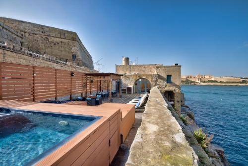 المسبح في UNIQUE Waterfront Valletta House أو بالجوار