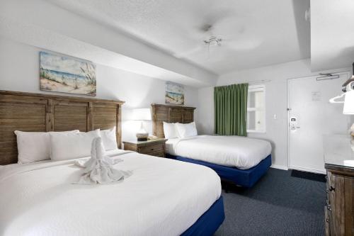 um quarto de hotel com duas camas e uma janela em Atlantica 11th Floor Gem! em Myrtle Beach