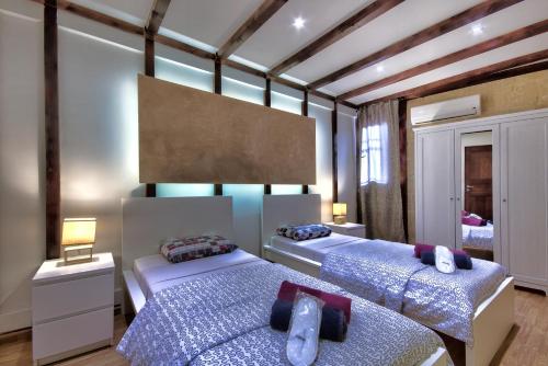 سرير أو أسرّة في غرفة في UNIQUE Waterfront Valletta House