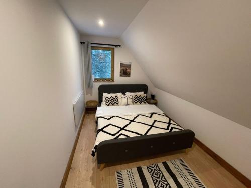 Dormitorio pequeño con cama en el ático en Country house, en Dziemiany