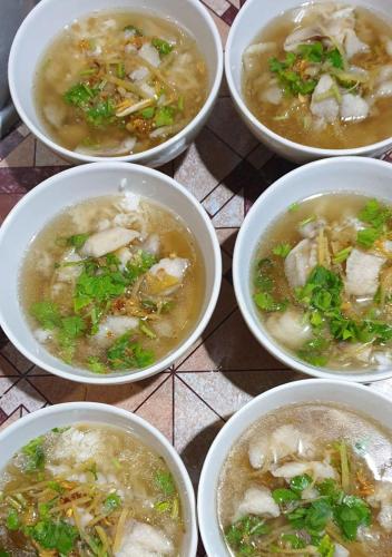 un groupe de quatre bols de soupe sur une table dans l'établissement Raikhruewan Resort Muaklek ไร่เครือวัลย์ รีสอร์ท, à Muak Lek