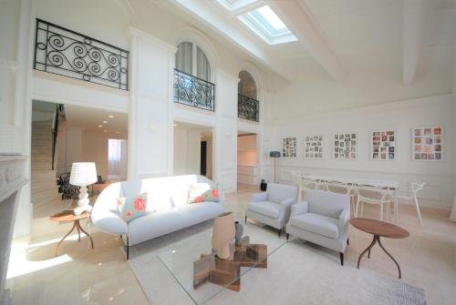 Posedenie v ubytovaní FOCH Bright prestigious apartment in Cannes !