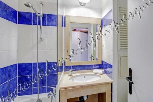 a bathroom with a sink and a shower and a mirror at Magnifique Parc de la Presqu'île avec Piscine et Plage face à Porquerolles ! in Hyères