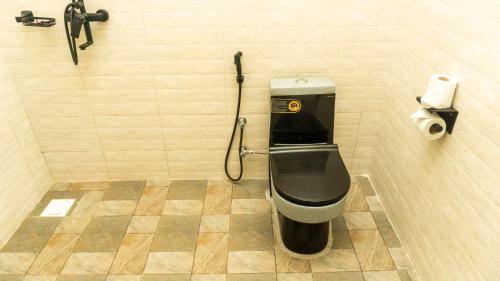 bagno con servizi igienici e tubo di Kiteme Comfort Lodge ad Arusha