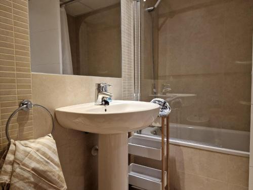un bagno con lavandino e doccia di EDIFICIO LARIMAR a Calpe