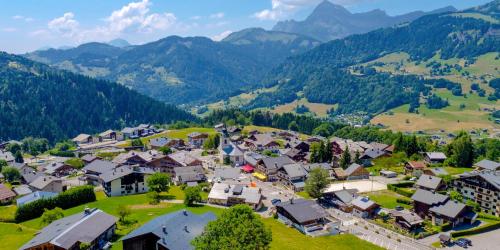 - une vue aérienne sur un petit village dans les montagnes dans l'établissement Appartement d'une chambre a Notre Dame de Bellecombe a 400 m des pistes avec terrasse, à Notre-Dame-de-Bellecombe