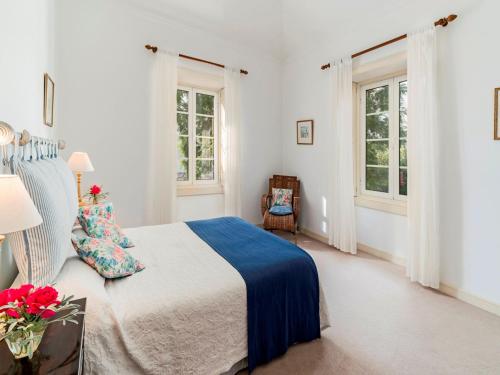 um quarto branco com uma cama e 2 janelas em Magnificent Funchal Villa - Quinta D'Alegria - 4 Bedrooms - Panoramic Sea City Views - Short Drive to Centre em Funchal