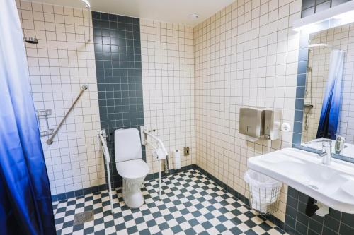y baño con aseo y lavamanos. en Holterman Hostel, en Gotemburgo