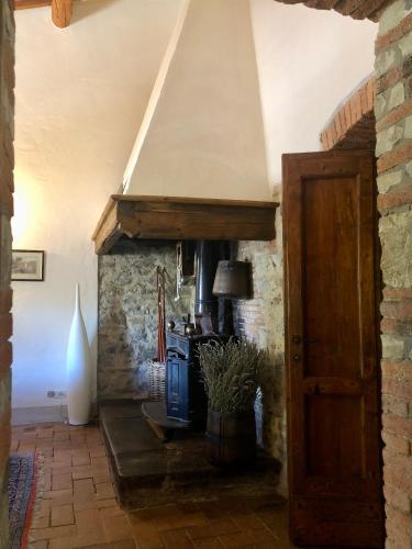 a kitchen with a stove in a room at Il Molinaccio in Gaiole in Chianti