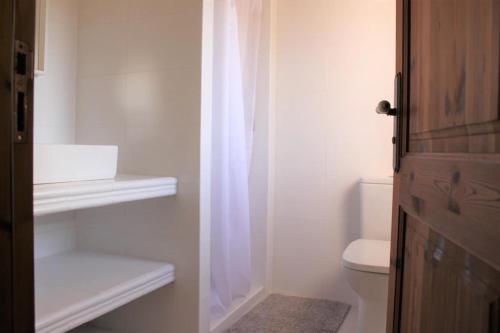 蒙圖伊里的住宿－Secretari，白色的浴室设有卫生间和水槽。