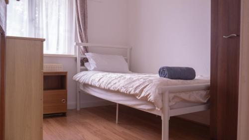 Dormitorio pequeño con litera y ventana en Convenient 3BR close to QE Hospital & University of Birmingham, en Birmingham