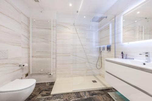 een witte badkamer met een toilet en een wastafel bij Center Salo in Salò