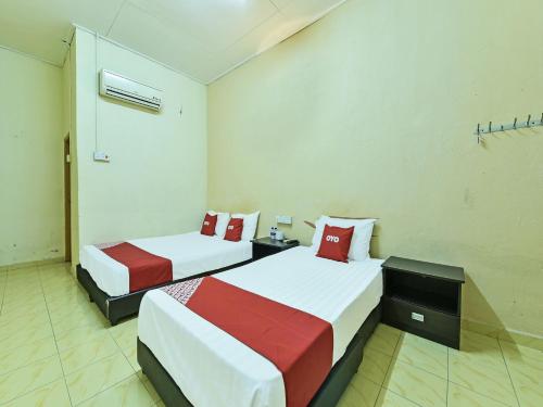 Ένα ή περισσότερα κρεβάτια σε δωμάτιο στο OYO 90706 Empire Inn 2