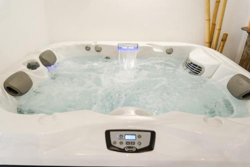 Ostuni Luxury Room في أوستوني: حوض استحمام به نافورة مياه