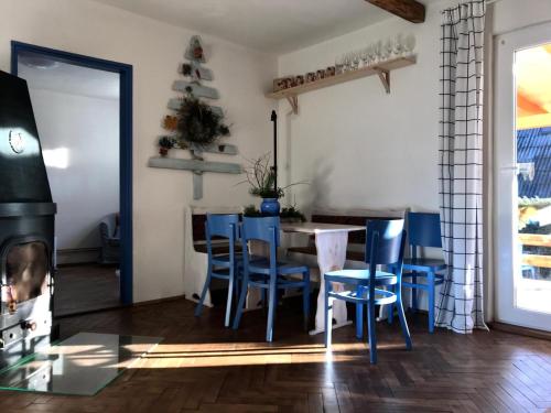 Chalupa Cácorka في بريدني فيتون: غرفة طعام مع طاولة وكراسي زرقاء