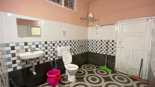 W łazience znajduje się toaleta, umywalka i lustro. w obiekcie Jungle by sturmfrei Gokarna w mieście Gokarna