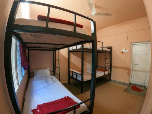 Pokój z 2 łóżkami piętrowymi w pokoju w obiekcie Jungle by sturmfrei Gokarna w mieście Gokarna