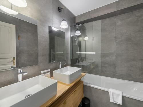 une salle de bain avec un lavabo blanc et un miroir dans l'établissement Studio rénové, fonctionnel, proche pistes et remontées mécaniques, équipé pour 4 personnes, Méribel - FR-1-565-60, à Les Allues