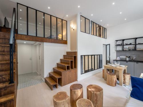 - un salon avec un escalier et des tabourets en bois dans l'établissement Appartement rénové pour 8 personnes au centre de Méribel, à 5 min des pistes - FR-1-565-52, à Les Allues