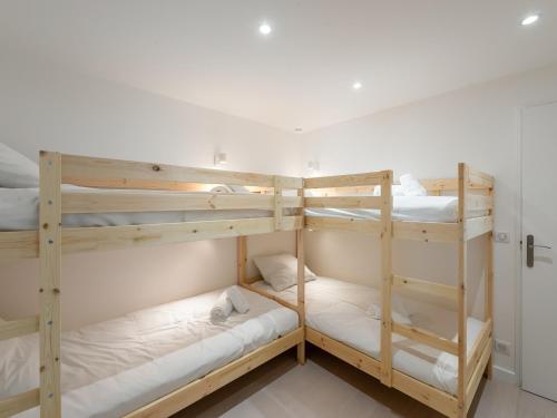 - une chambre avec 3 lits superposés dans l'établissement Appartement rénové pour 8 personnes au centre de Méribel, à 5 min des pistes - FR-1-565-52, à Les Allues
