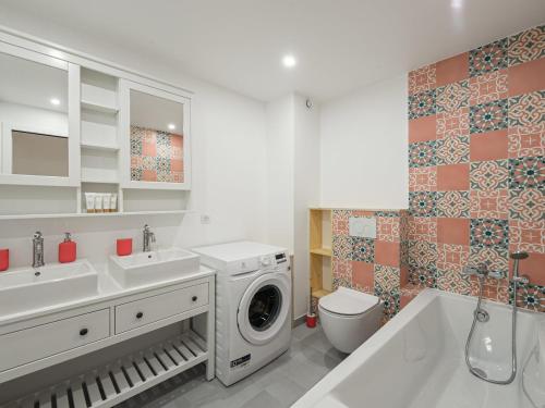 une salle de bain avec une machine à laver et un lave-linge dans l'établissement Appartement rénové pour 8 personnes au centre de Méribel, à 5 min des pistes - FR-1-565-52, à Les Allues