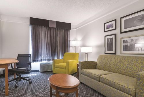 Posezení v ubytování La Quinta Inn & Suites by Wyndham University Area Chapel Hill