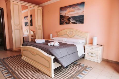 パラービタにあるAgriturismo Paradisoのベッドルーム1室(ベッド1台、動物2匹の詰め物付)