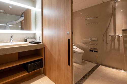 uma casa de banho com um WC, um lavatório e um chuveiro em THE GENERAL KYOTO Shijou Shinmachi em Quioto