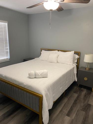 1 dormitorio con 1 cama grande con sábanas blancas en 2 Bedrooms Vacation Home, en Tampa