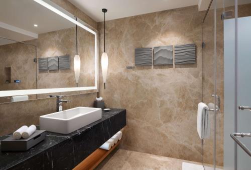 Un baño de Hyatt Regency Dehradun Resort and Spa